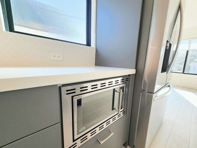 Building Photo - Meticulously renovated 2 bedroom duplex home in central San Mateo