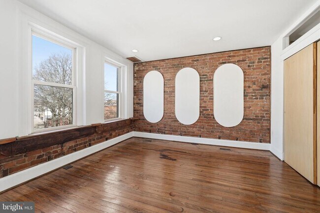 Building Photo - 1116 Monroe St NW