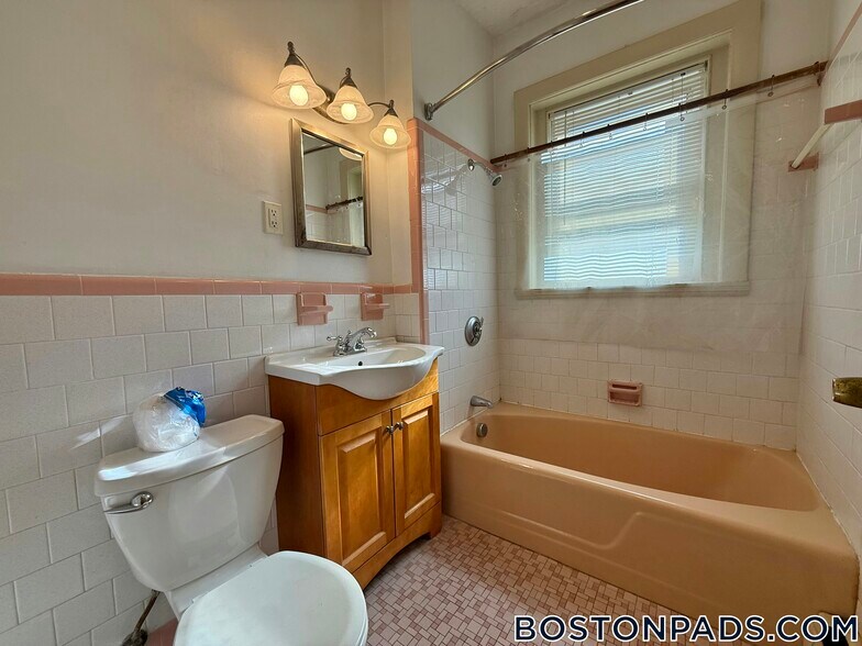 Building Photo - 16 Winchester St