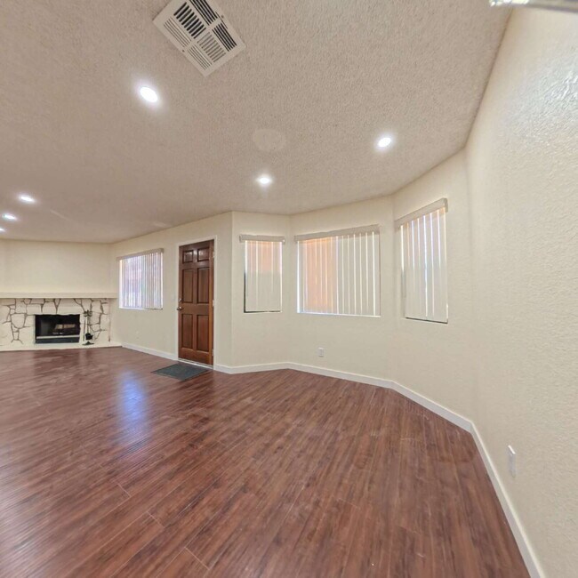 Building Photo - Beautiful 2 Bedroom 2 Bathroom Condo at The Lakes!
