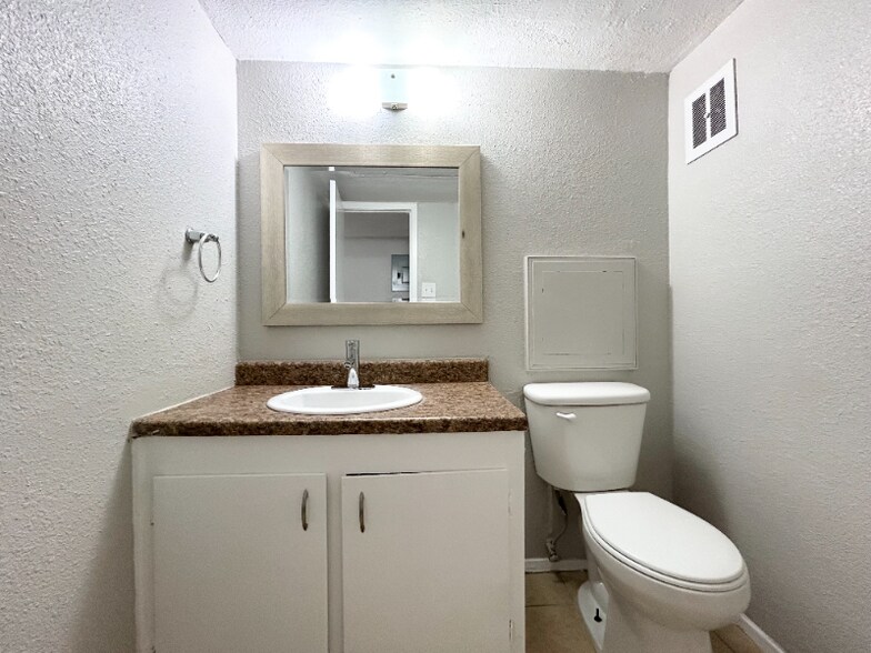 Building Photo - 3805 Englewood Cir