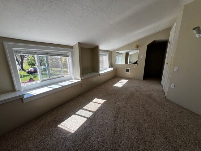 Building Photo - 3- bedroom 2-bathroom home in Pleasant Hill
