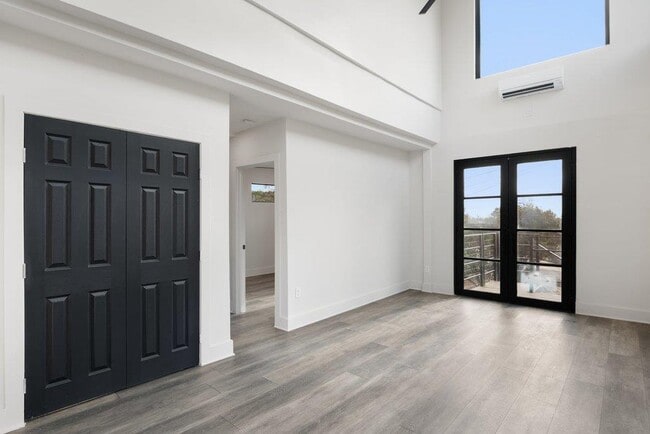 Building Photo - 8610 Grandview Dr