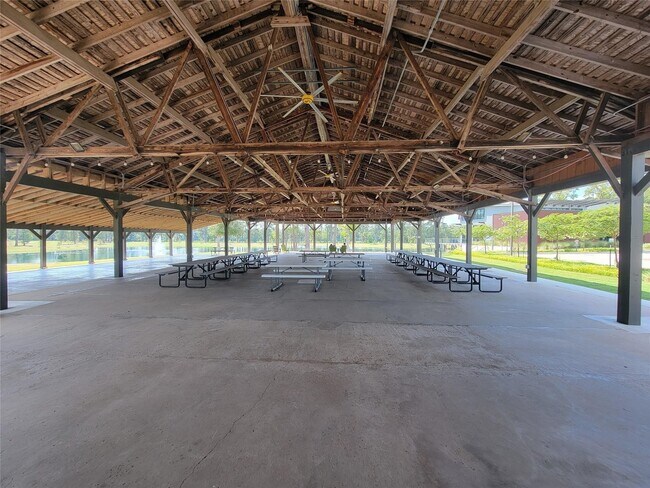 Building Photo - 613 Royal Arch Dr