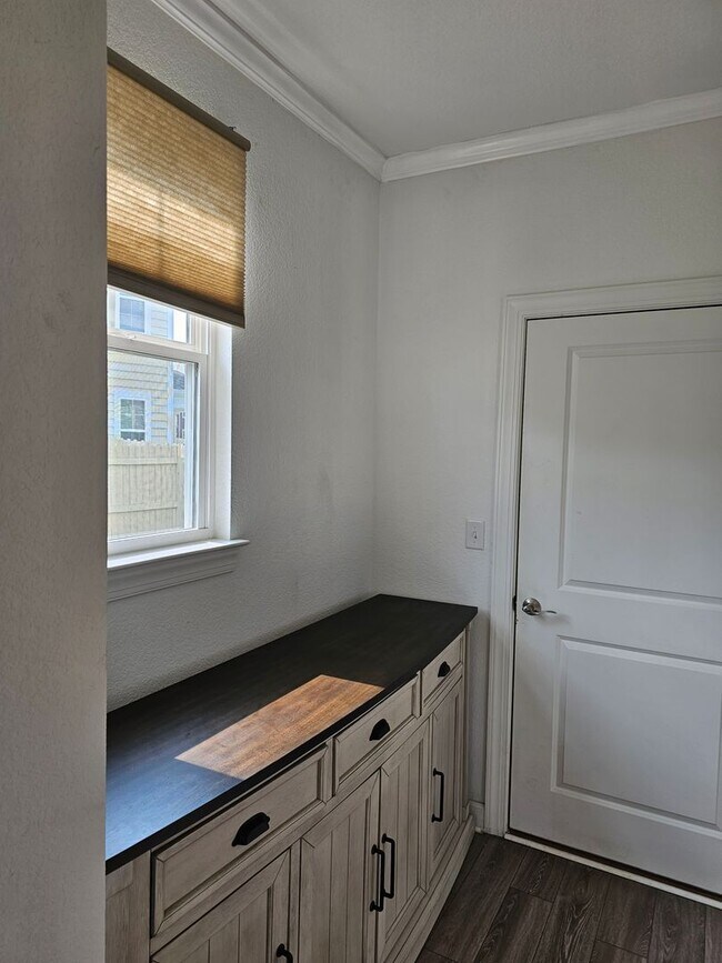 Building Photo - 1949 Bexley Ln