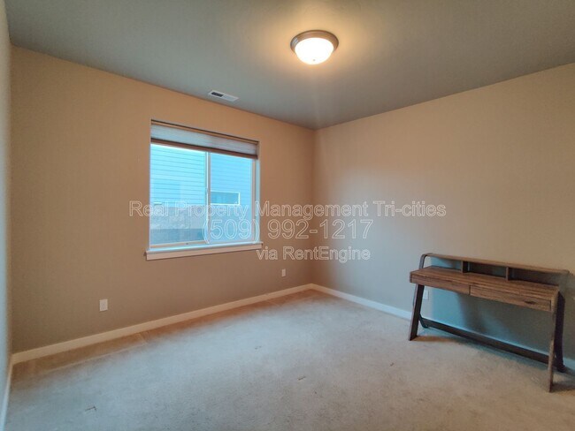 Building Photo - 8817 Grandview Dr