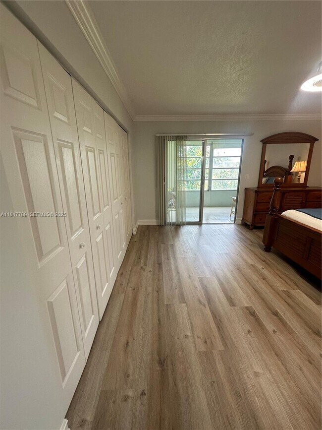 Building Photo - 4027 Swansea Crescent