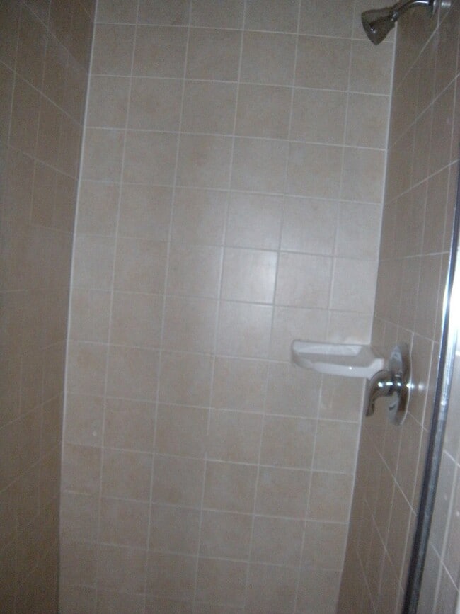 Building Photo - PRE-LEASE NORTH CAMPUS LUXURY 3 BEDROOM AUGUST