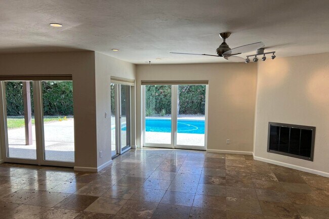 Building Photo - 4539 E Karen Dr