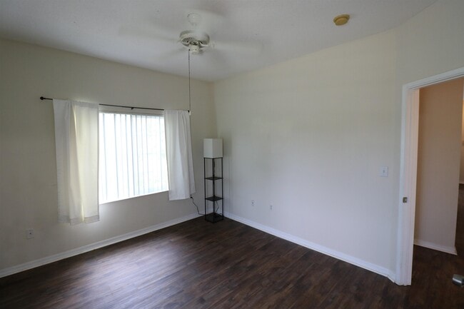 Building Photo - 625 Fairway Dr