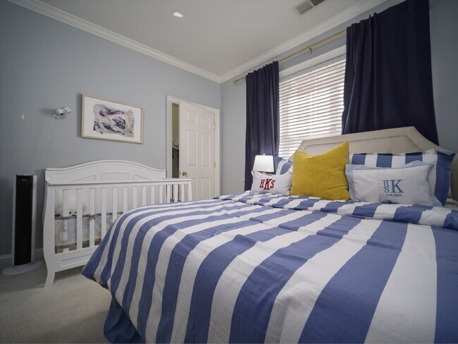 Building Photo - "Charming 3-Bedroom Condo with Cozy Fireplace - 1404 Sq Ft of Comfort in Prime NC Location!"