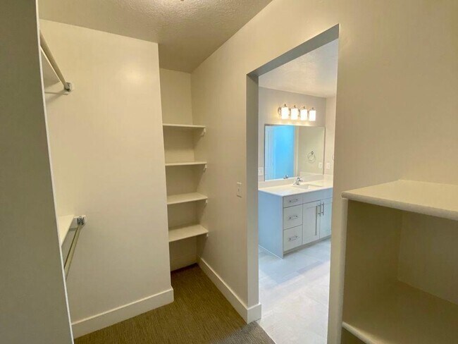 Building Photo - 3 bed 2.5 Bath Clean and Move-in Ready