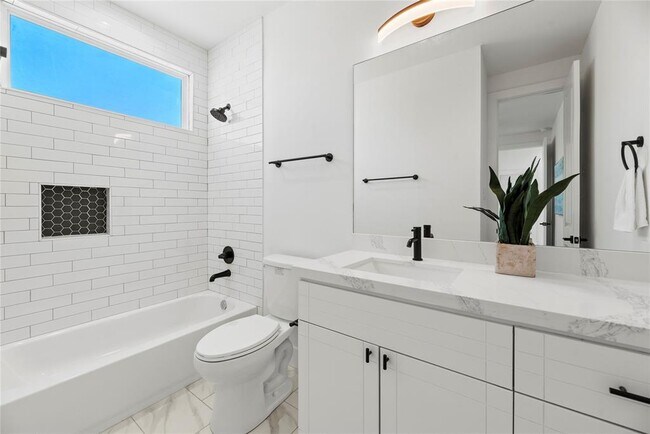 Building Photo - 424 Sikes St
