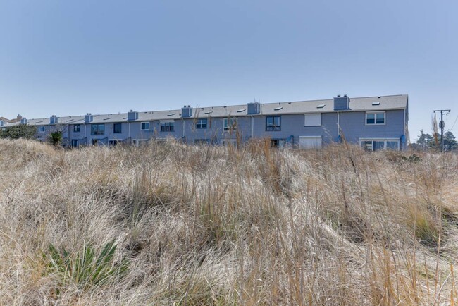 Building Photo - Perfect Beach Condo!