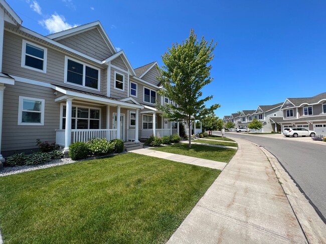 Building Photo - Gorgeous Townhome right on the river!