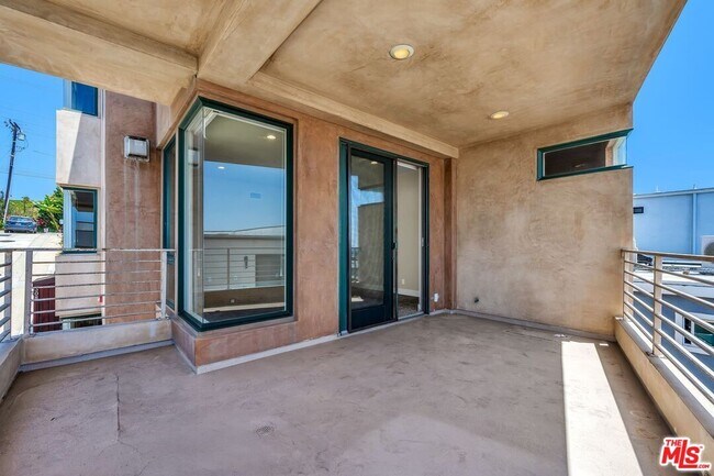 Building Photo - 308 Gull St