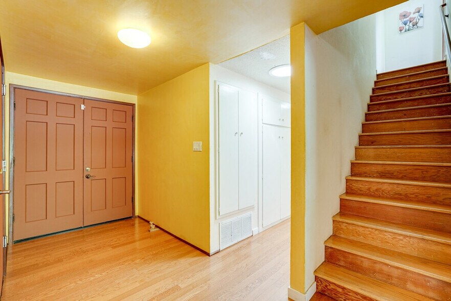 Building Photo - 714 Crestview Dr