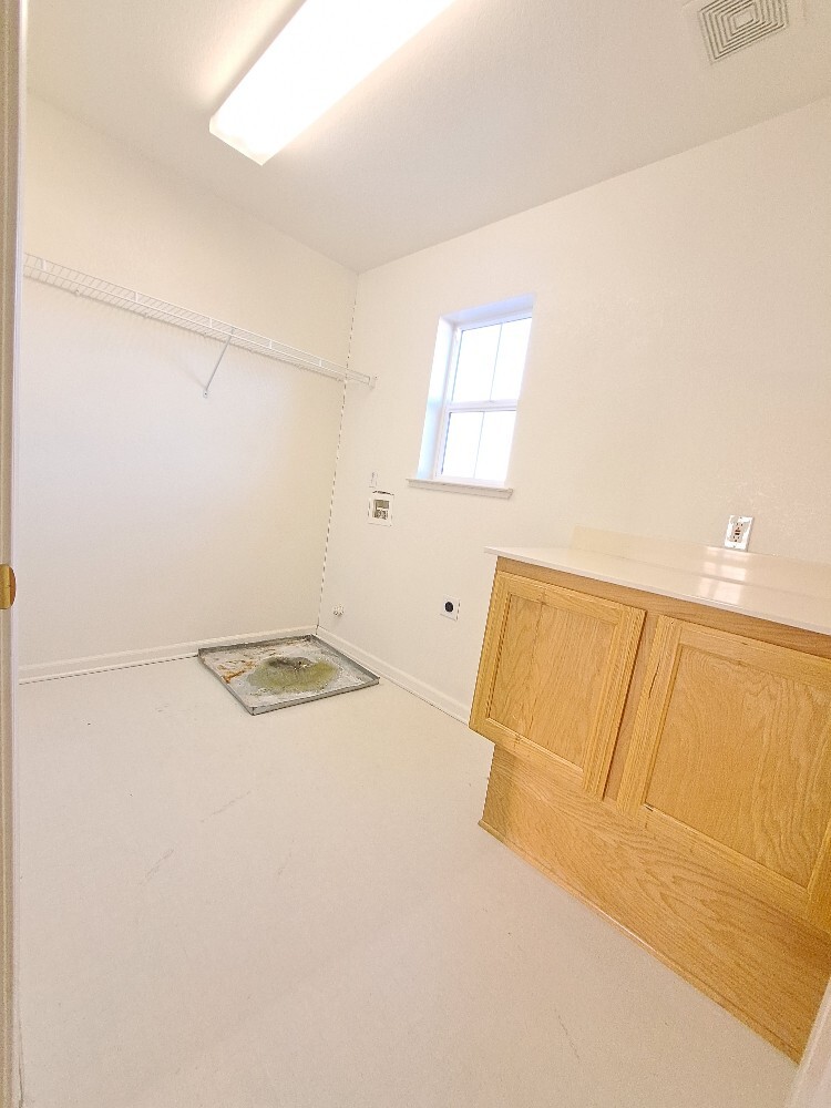 Building Photo - 4950 Trouville Ln
