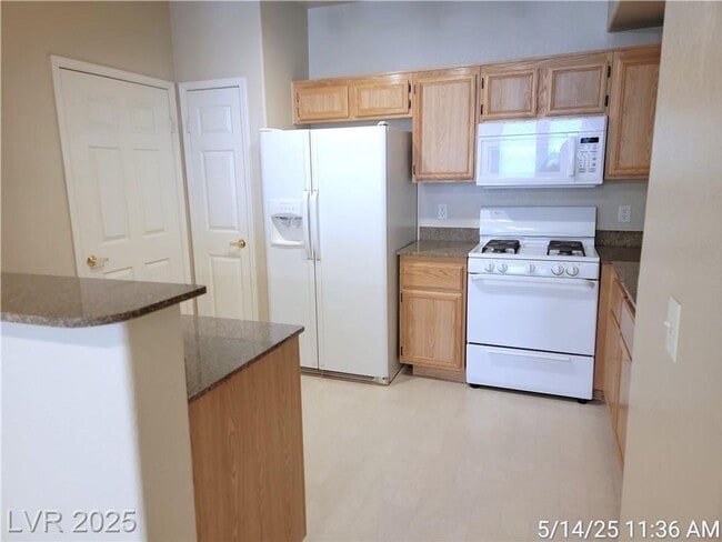 Building Photo - POPULAR FLOORPLAN IN A DESIREABLE GATED CO...