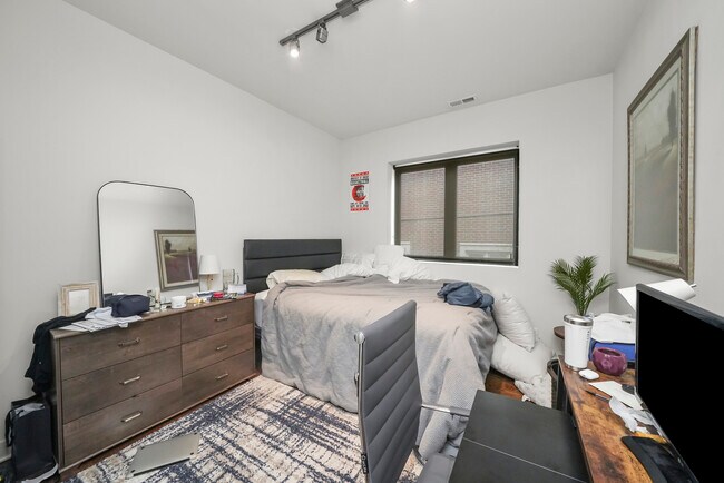 Building Photo - 832 W Erie St