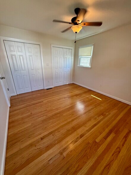 Queen size bedroom with double closets - 60 Baltimore Ave