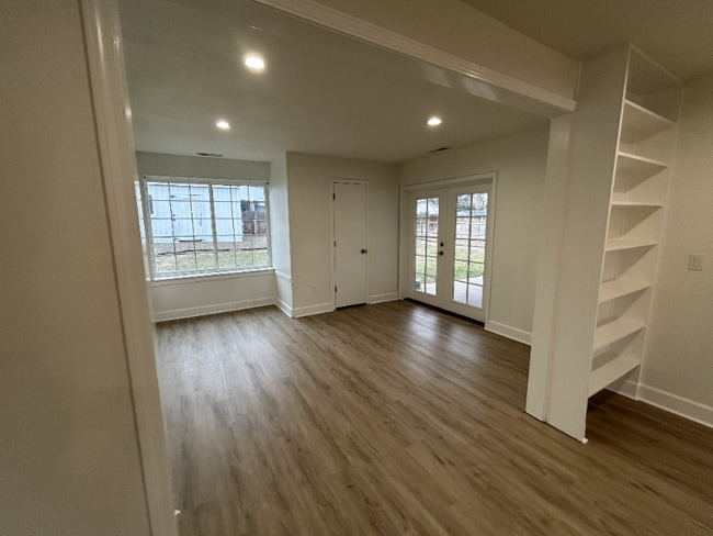 Building Photo - 2407 Duportail St