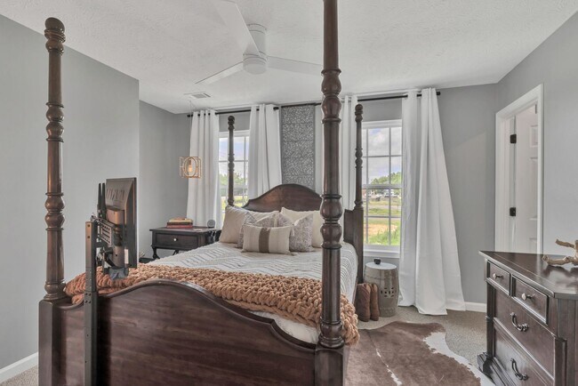 Building Photo - Great End-Unit Townhome with upgrades galore!