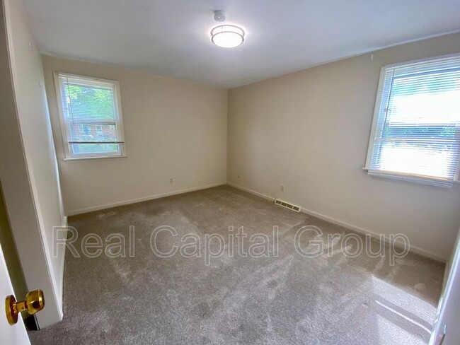 Building Photo - 183 Sunshine Dr