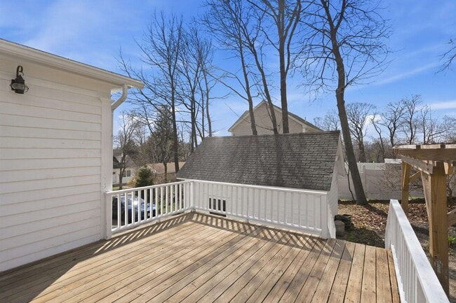 Building Photo - 198 Linden St