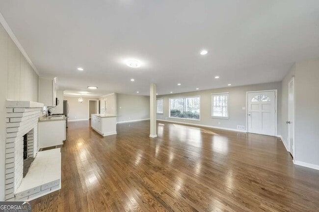 Building Photo - 909 Rosedale Dr