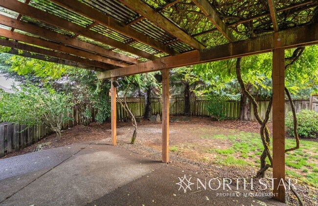 Building Photo - Spacious Elegance in Lake Oswego