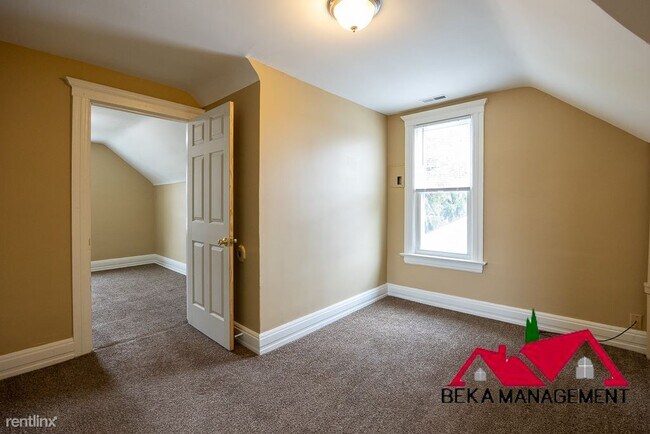 Building Photo - 2 br, 1 bath Triplex - 19336 Martin Rd Apt 3