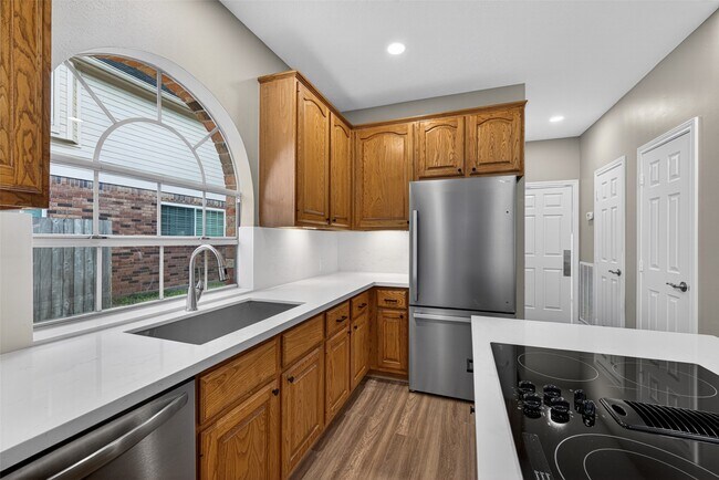 Building Photo - 2015 Rosalyn Ct