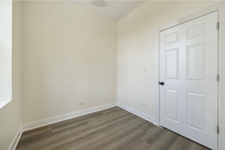 Building Photo - 5617 S Laflin St