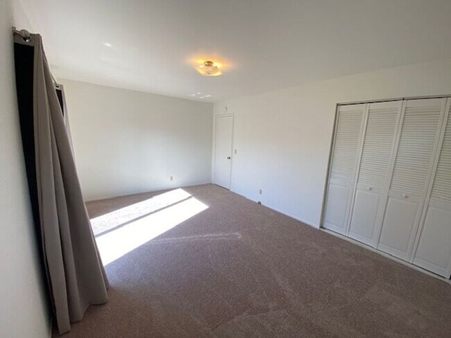 Building Photo - 701 Pine St