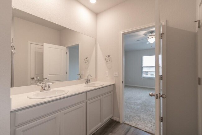 Building Photo - 1605 Gerald Ln