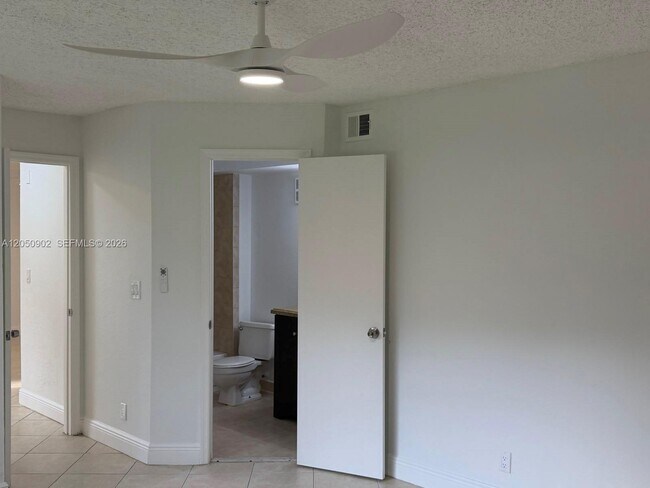 Building Photo - 643 Vista Isles Dr