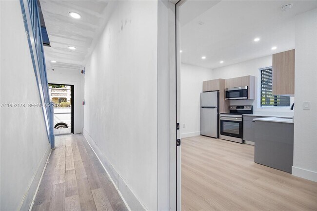 Building Photo - 629 SW 10th Ave