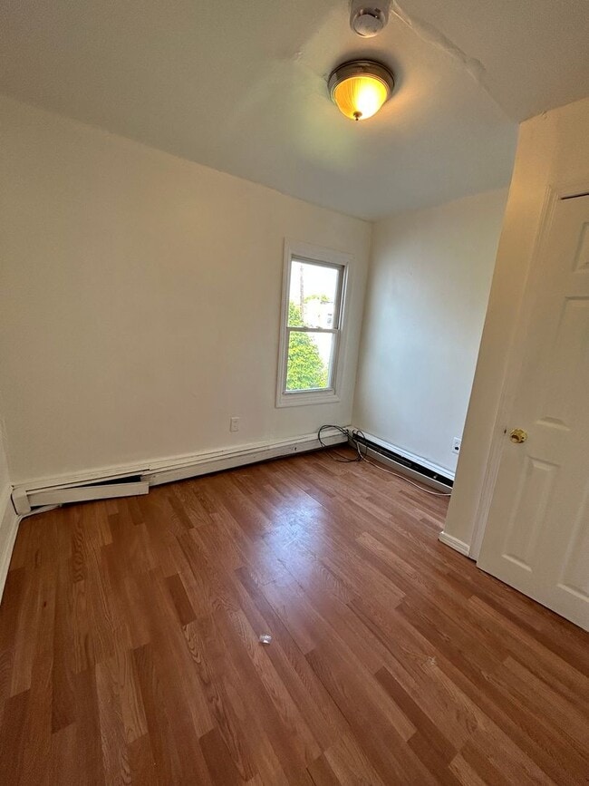 Building Photo - Nice 3 bedroom house big kitchen and Parking