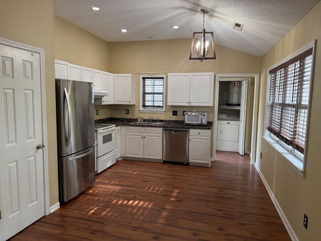 Building Photo - Beautiful 3 Bedroom 2 Bath Single Family Home- Pets welcome.