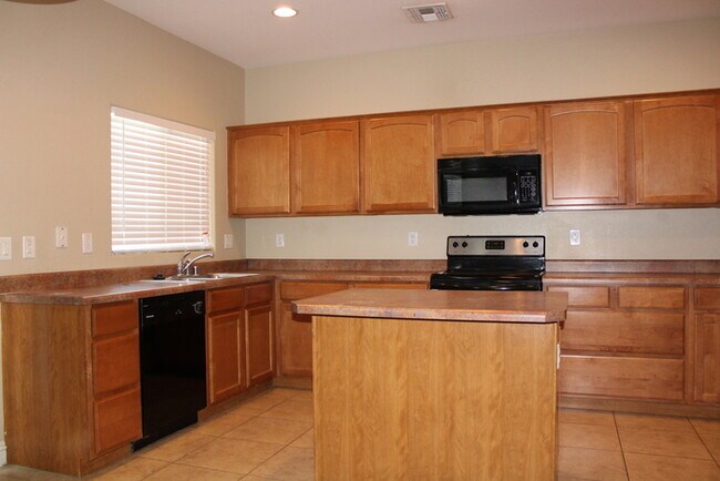 Building Photo - Beautiful 4 bedroom 2.5 bath home located ...