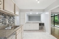 Building Photo - 1635 Parkcrest Cir