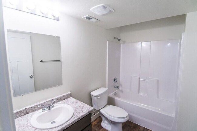 Building Photo - Lovely 2-Bedroom Condo in Easton Park