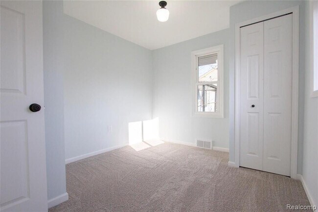 Building Photo - 1308 E Milton Ave