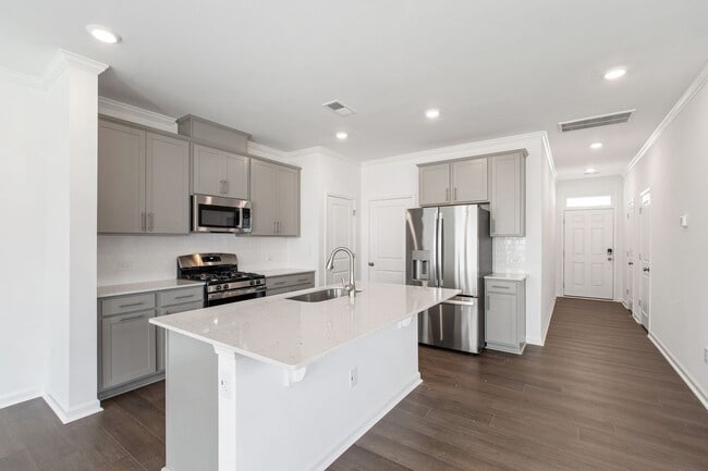 Building Photo - Spacious End-Unit 3-Bedroom Townhome in Pr...
