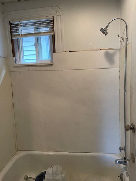 Building Photo - 731 E 5th St