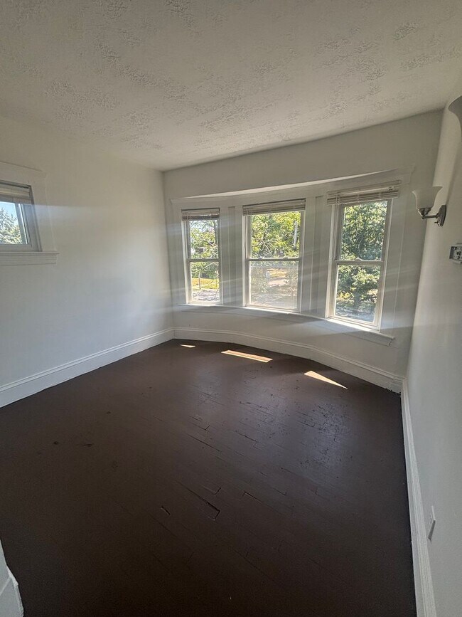 Building Photo - 4bd Single Cash Pay/Section 8 *SECURITY DEPOSIT SPECIAL*