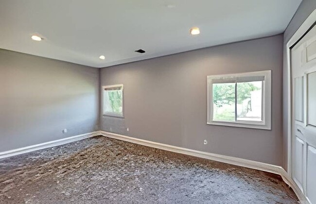 Building Photo - 5 Pamela Ln