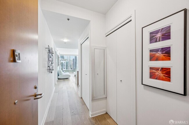 Building Photo - 425 1st St