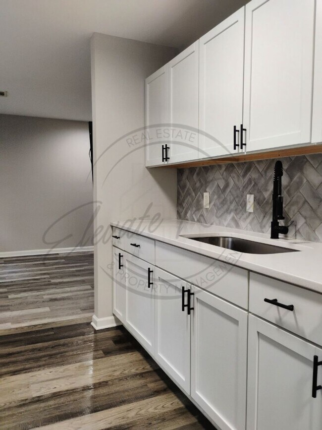 Building Photo - Two Bedroom Updated Ranch Duplex in North ...